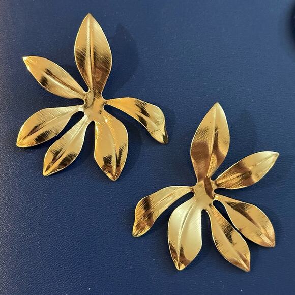 Gold Flower Stud Earrings - Picture 1 of 1